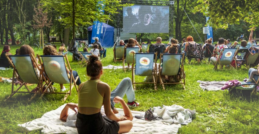 wynajem leżaków na kino plenerowe