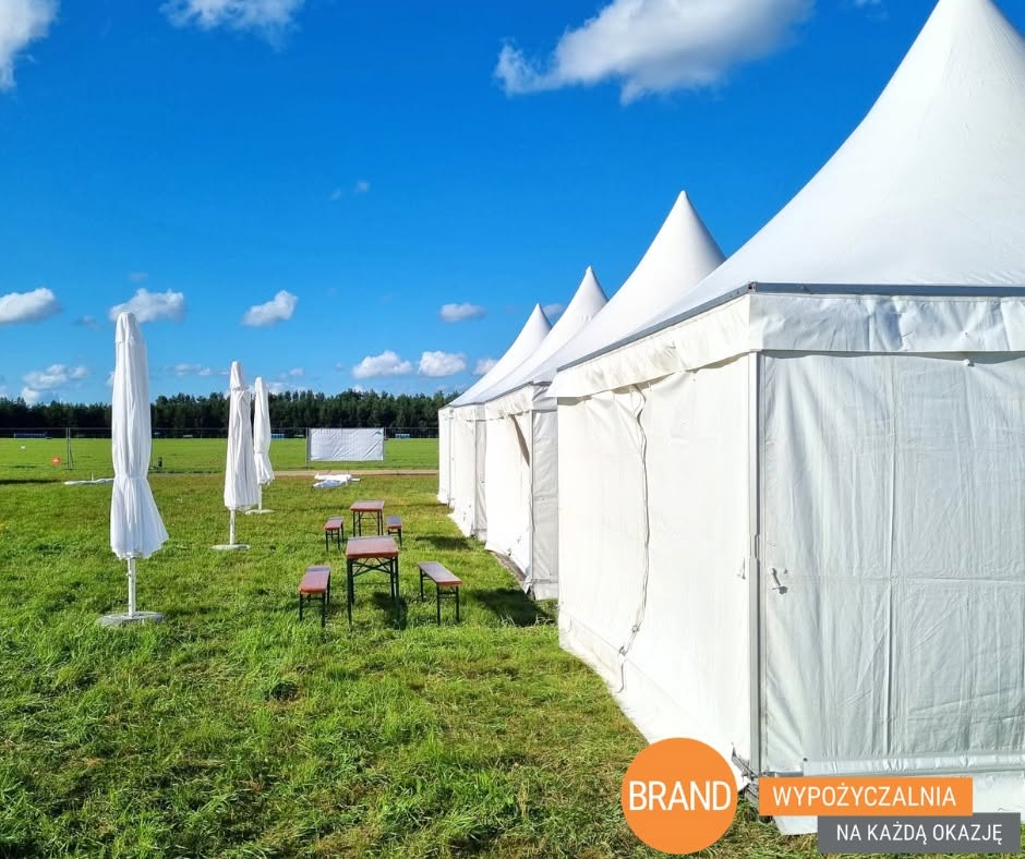 namioty, parasole i ławki na festiwalu