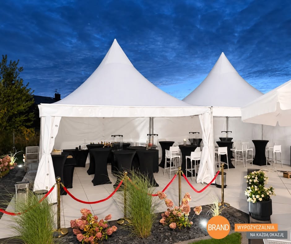 Białe namioty na wrześniowym garden party